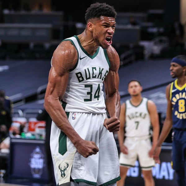 字母哥晒扣篮后庆祝照:我差点拉裤子里