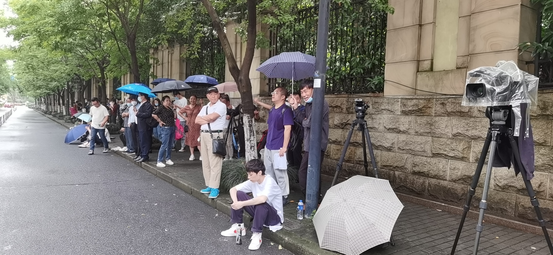 5月14日早晨，杭州中院门口聚集着人群，有记者 ，也有普通市民。新京报记者 苑苏文 摄