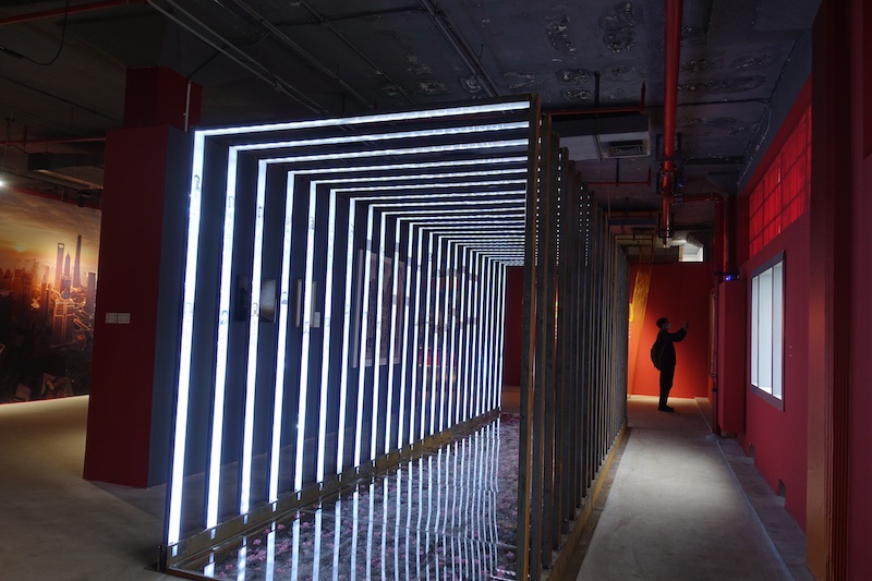 展厅现场,有烈士姓名与照片的通道装置