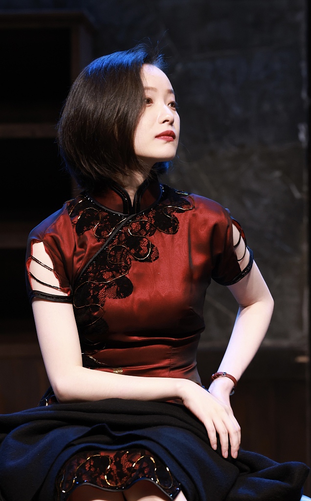倪妮话剧造型穿旗袍眼波流转尽显风情