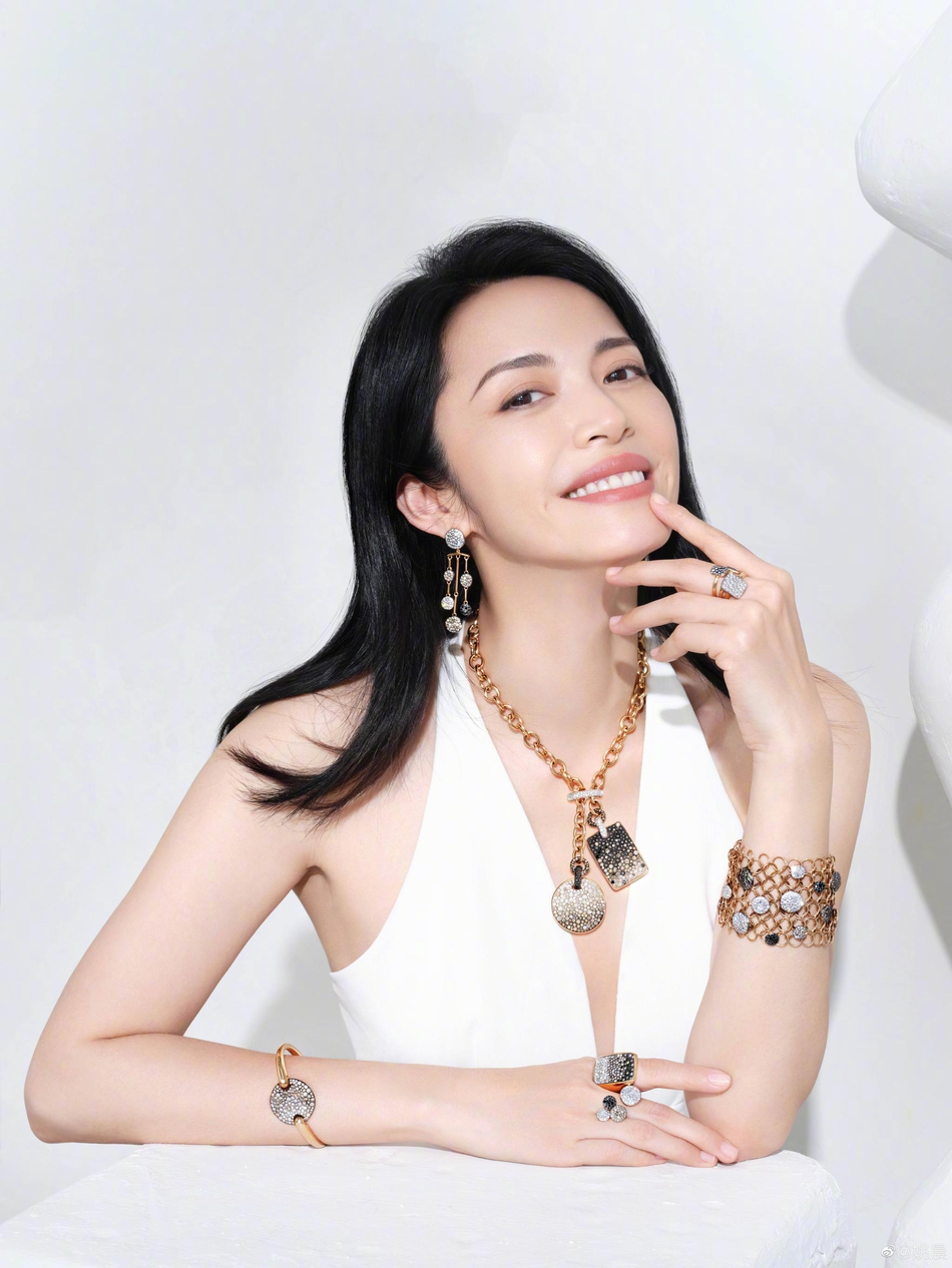 姚晨穿白色深v礼服大秀身材仪态端庄尽显女王范