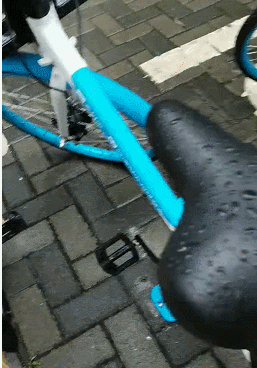  共享单车停在安装了蓝牙道钉的线框内，才能正常锁车。