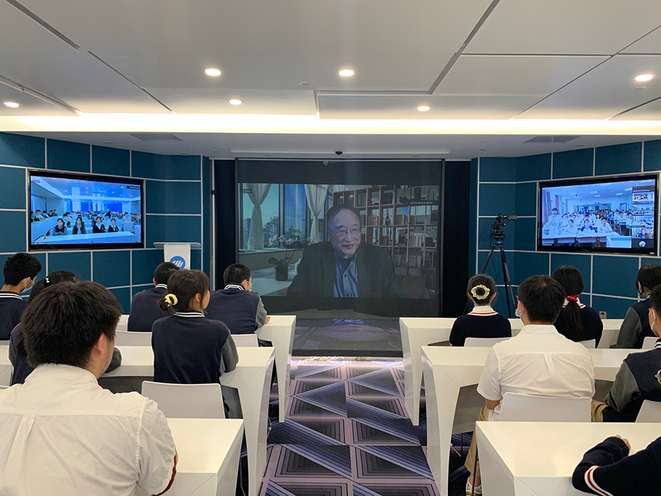 上海市卢湾高级中学高一(7)班周子钧同学与徐晓明教授通过5G进行互动。
