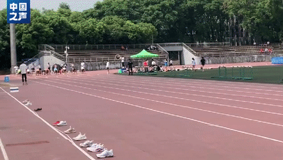 震撼全场！原来真的有“隐形的翅膀”休闲区蓝鸢梦想 - Www.slyday.coM