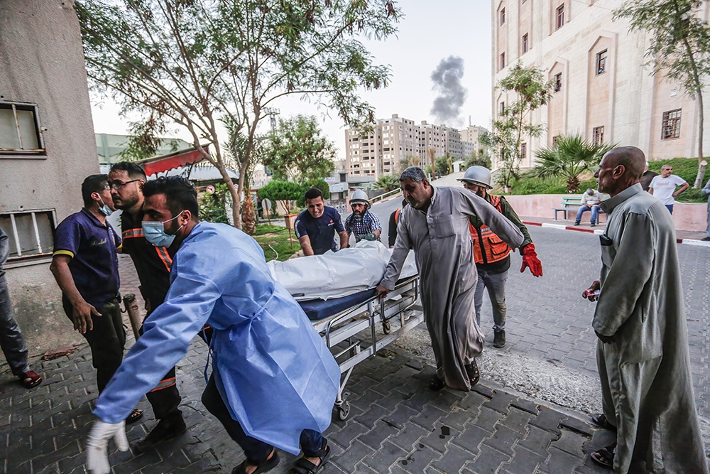 当地时间2021年5月13日，加沙地带，在冲突中受伤的民众被送往当地医院接受治疗。人民视觉 图