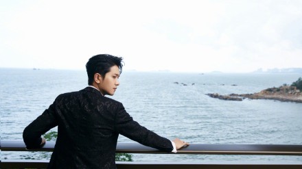 彭冠英出席活动穿黑色蕾丝礼服温文尔雅宛若贵公子