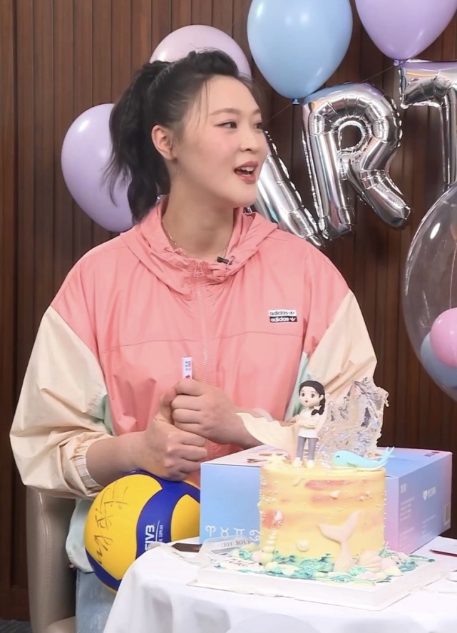 女排前队长惠若琪挺孕肚拍广告因怀孕身材发福面部圆润很贵气