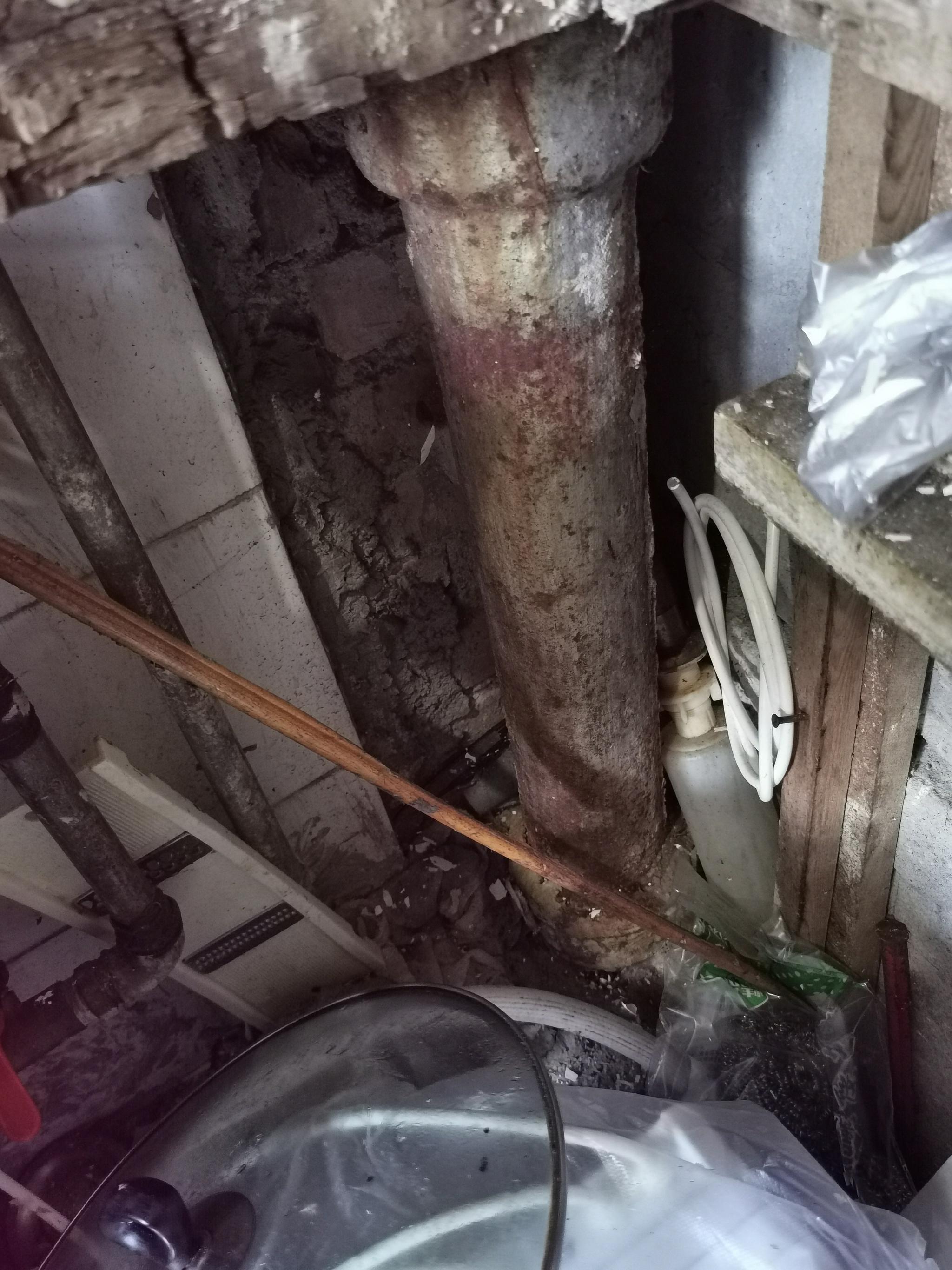 40岁老楼管线有多糟糕接盆架管居民排水靠自救