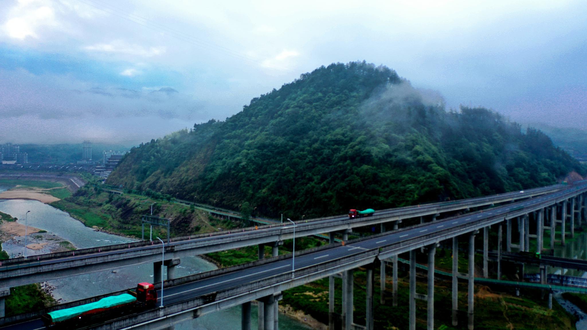 浙江日报关注沿着龙丽温高速云景段穿山越岭畲乡致富有道