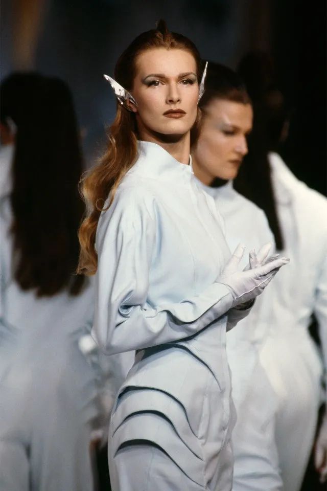 还有现在大火的品牌mugler,在上世纪也早就大玩各种太空未来元素▼这