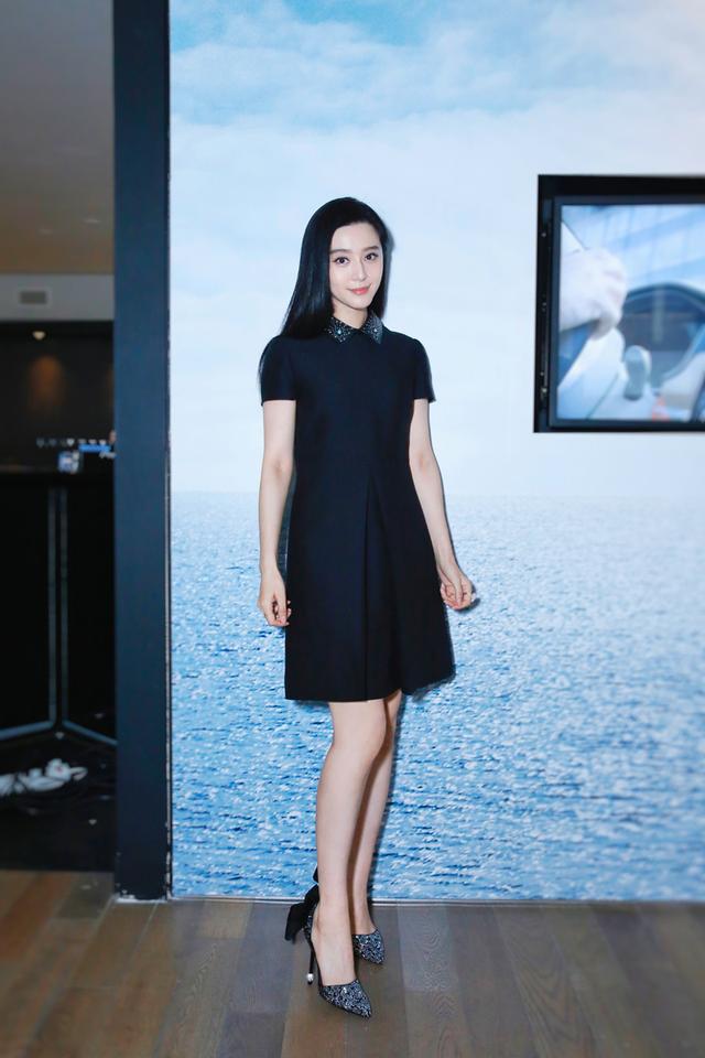 42岁的陈好气质绝了穿黑色连衣裙身材比例出众凹凸感十足