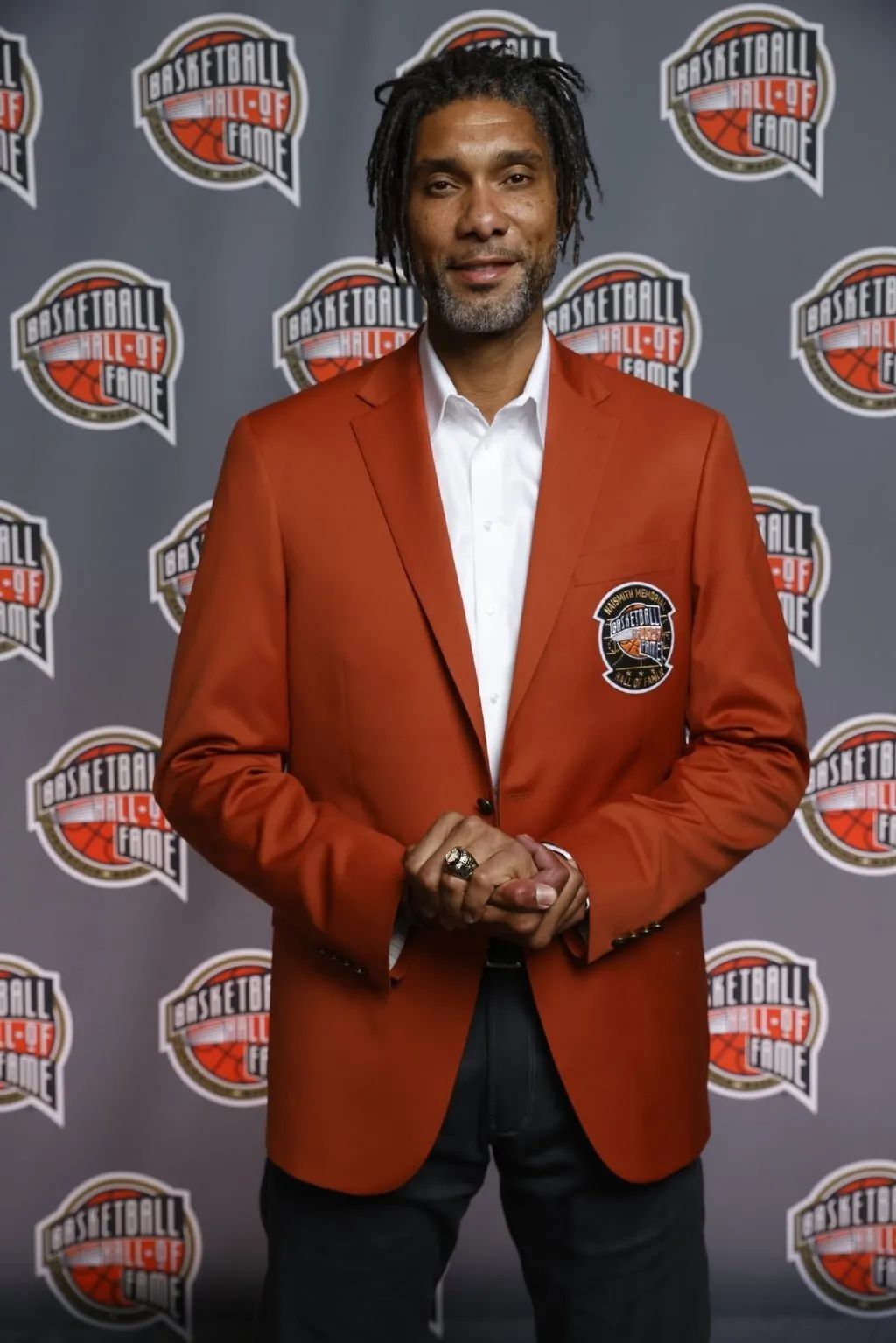 刚刚她代替科比穿上名人堂夹克邓肯加内特都来了