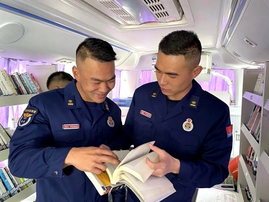 依托于流动图书车便捷灵活的特点,随车的志愿者还在车厢里为指战员们
