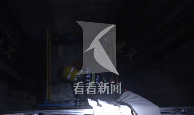 上海一地铁站电梯发生故障 被困人员获救后感谢消防抢险人员休闲区蓝鸢梦想 - Www.slyday.coM