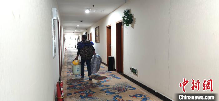 武汉龙卷风亲历者：和工友拼死顶住大门自救休闲区蓝鸢梦想 - Www.slyday.coM