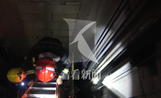 上海一地铁站电梯发生故障 被困人员获救后感谢消防抢险人员休闲区蓝鸢梦想 - Www.slyday.coM