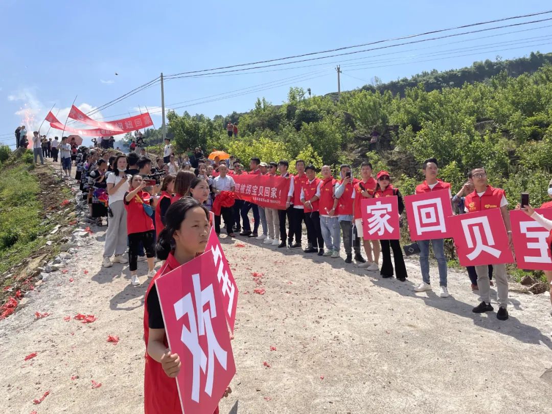 李素燕的亲人,宝贝回家志愿者燃放鞭炮欢迎她回家.