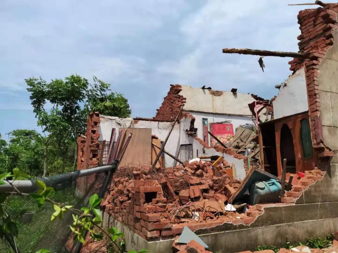 龙卷风致武汉市蔡甸区奓山街道新集村房屋坍塌.图片为5月15日拍摄.