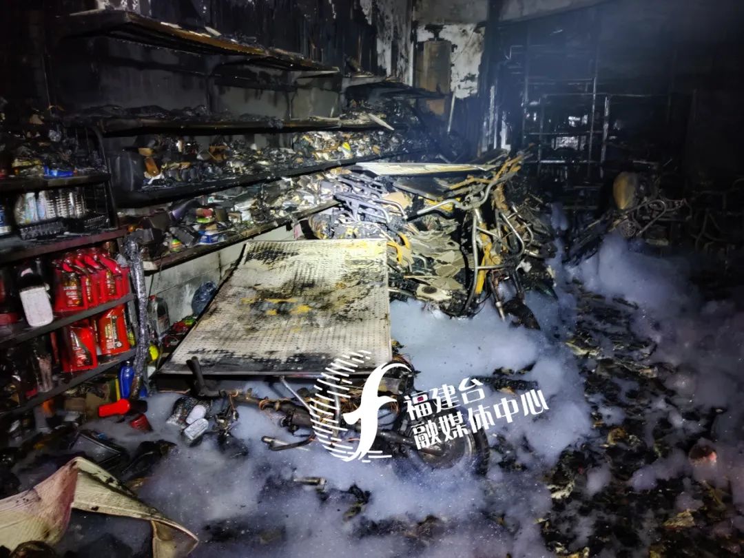 紧急福州一电动车销售店突发火灾三位居民被困