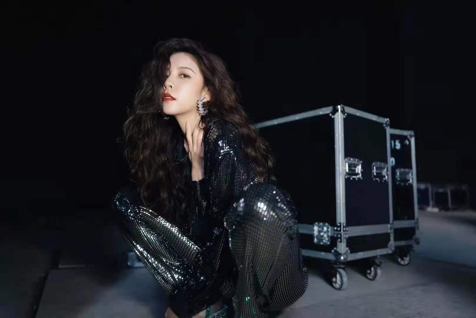 小腰精宋妍霏穿黑色亮片衣裤亮相卷发红唇美的移不开眼