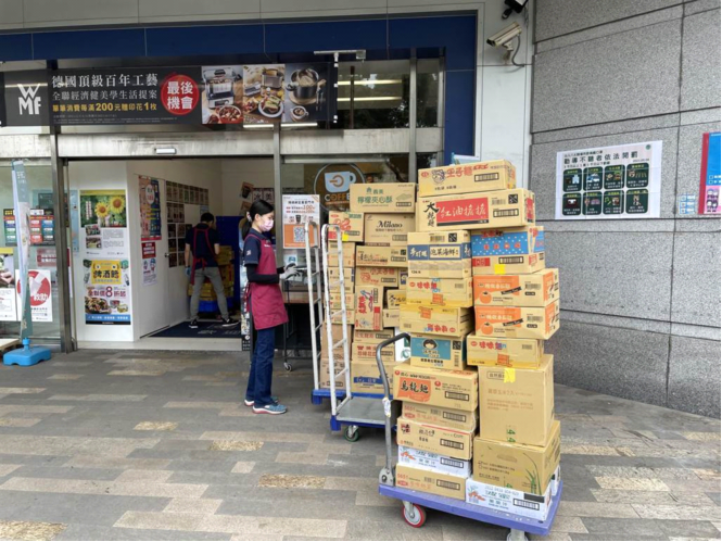 卖场人员紧急补货。图自台湾中时新闻网