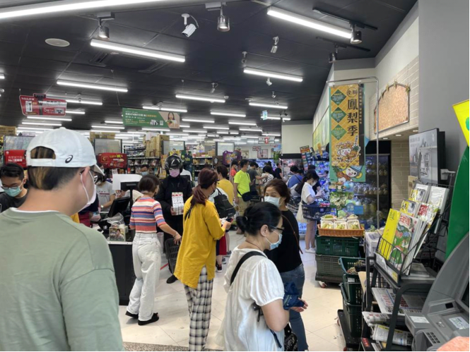 台北、新北市疫情警戒升至三级，大量民众冲入超市，抢购生活物资。图自台湾中时新闻网