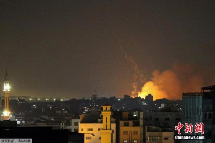 当地时间5月14日，以色列继续对加沙地带发动空袭，炸弹爆炸的火光映亮了夜空。