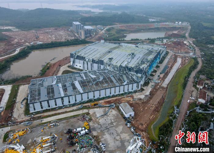 龙卷风过境后，武汉市蔡甸区一在建工地受损严重。 邹浩 摄