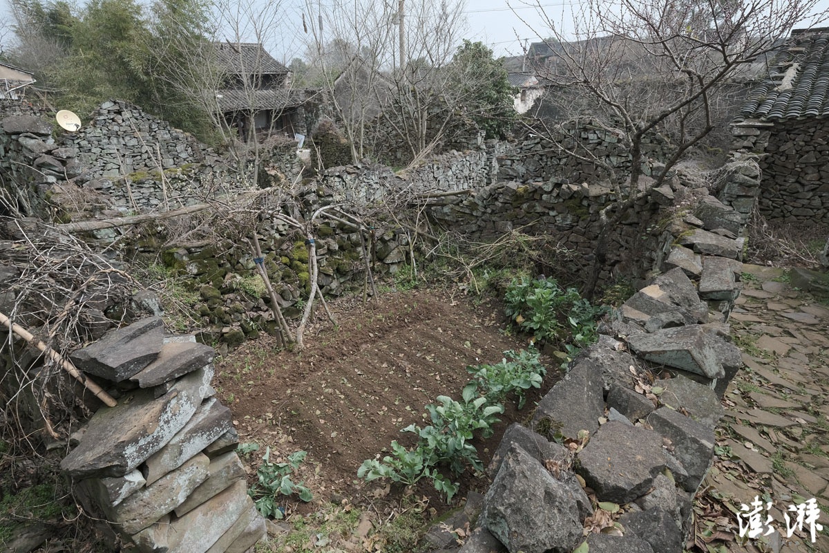 许家山村子里石屋遗址。