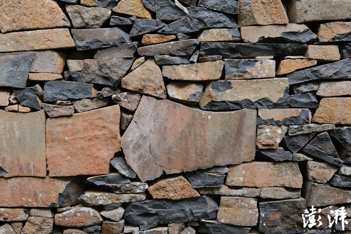 许家山“石头村”的玄武岩石墙。