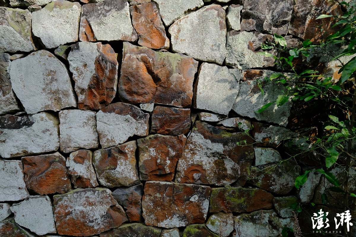 用玄武岩砌成的石墙。