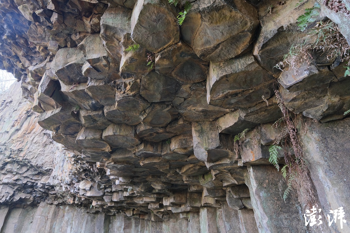 茶院乡坑口岭村的石宕内部景观。