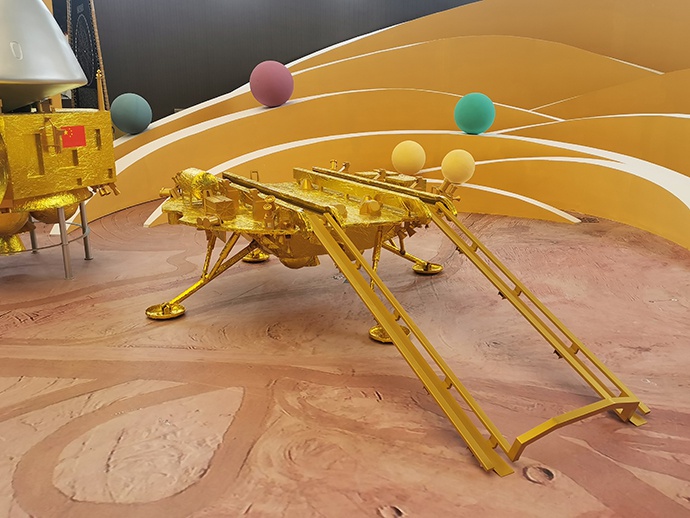 天问一号探测器的着陆器模型。澎湃新闻记者 谢瑞强 图