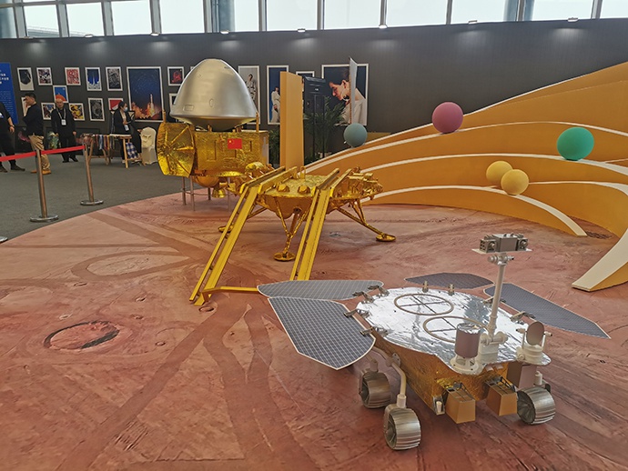 天问一号探测器的“祝融”号火星车。澎湃新闻记者 谢瑞强 图