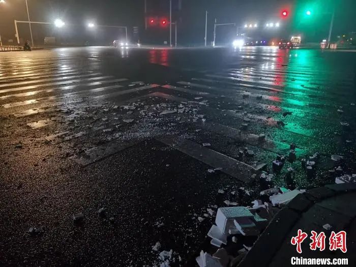 已致12死！ 武汉苏州遭龙卷风袭击，亲历者：天花板一块块往下掉（视频）休闲区蓝鸢梦想 - Www.slyday.coM