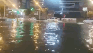 △14日晚，受短时强降水突袭，武汉汉阳四新附近出现道路积水。｜图源：@湖北天气