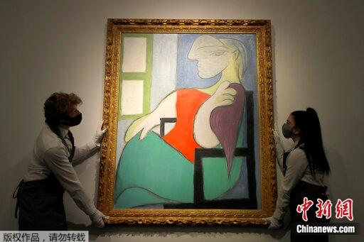 西班牙畫家畢加索的畫作《坐在窗邊的女人》。  中新網 資料圖