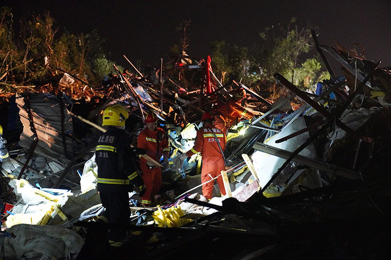 武汉蔡甸区突发龙卷风 消防部门紧急出动救援|武汉市_新浪新闻