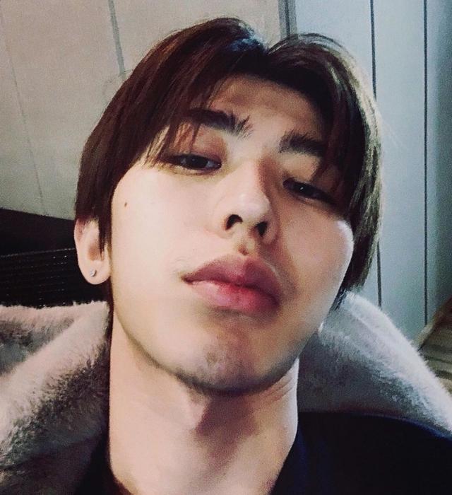 有颜就任性蔡徐坤发文晒素颜自拍原相机怼脸拍状态如何很清楚