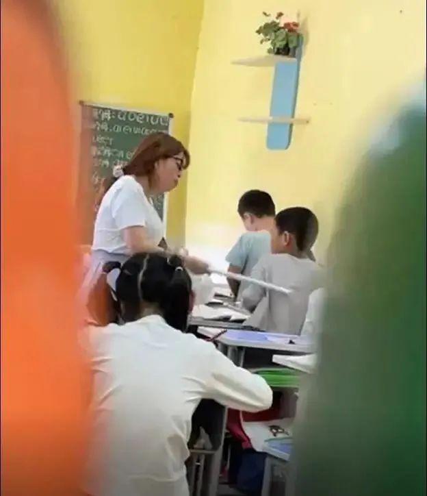 学前班孩子超纲学习两位数加减法 作业写得慢还被打？当地回应→休闲区蓝鸢梦想 - Www.slyday.coM