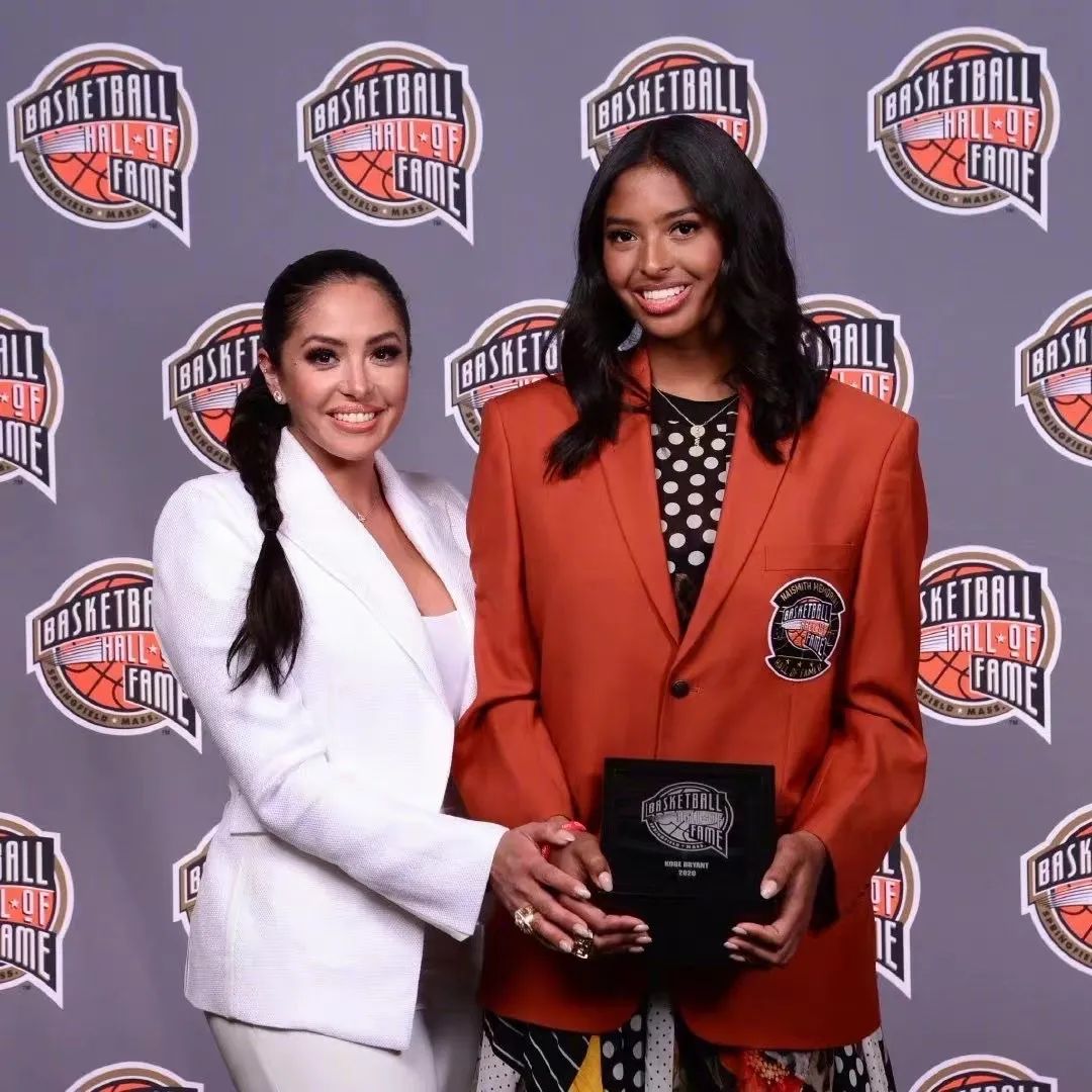 科比正式进入名人堂大女儿替父亲穿上橙色西装