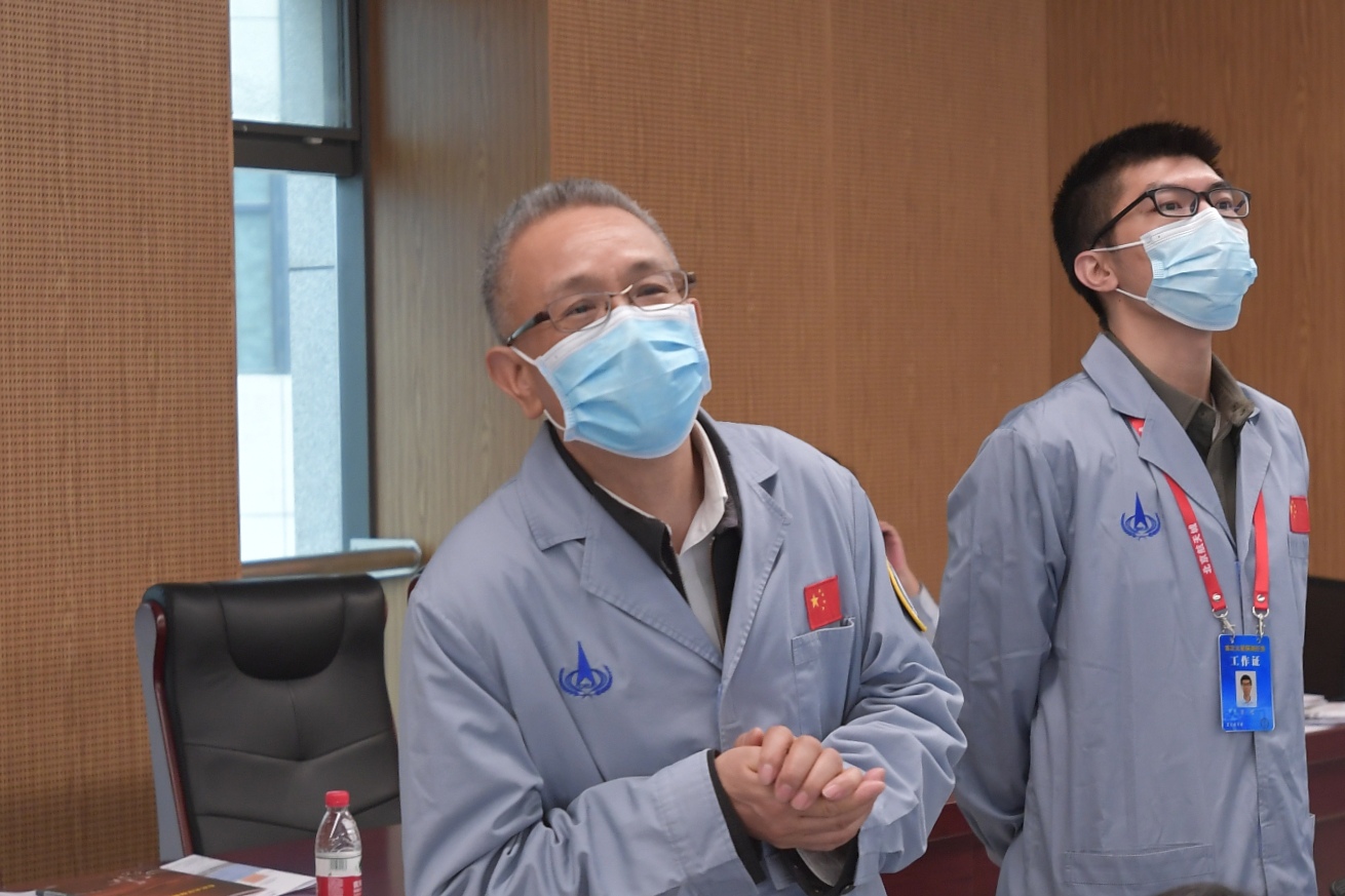 天问一号降落过程中,我国首次火星探测任务工程总设计师张荣桥紧张地