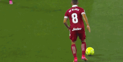 第24分钟,梅拉梅德射门被扑出,禁区内的武磊拿球后小角度爆射破门!