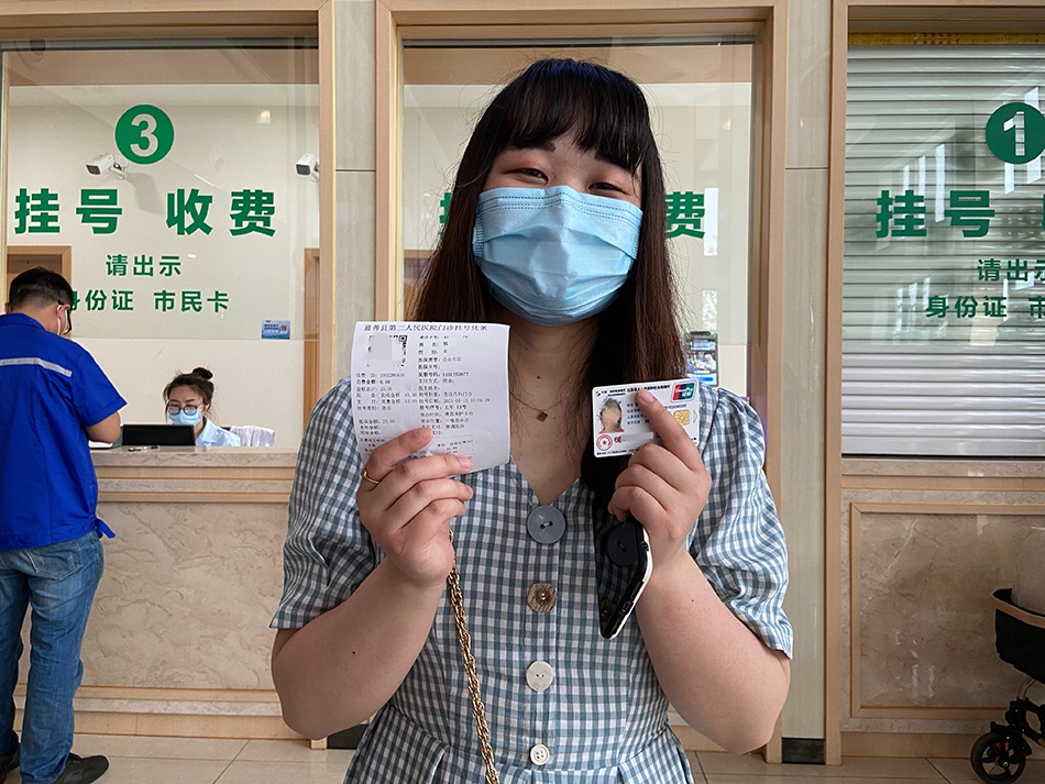钱洁是吴江人，在嘉善的医院看病可以直接刷医保卡结算。
