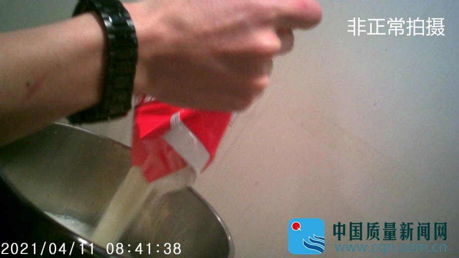 济南大观园店店员将新的奶昔粉掺入已过夜的奶浆中进行制作