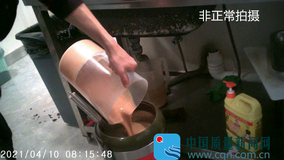 济南大观园店店员将前一天剩下的奶茶倒入新制作的奶茶中