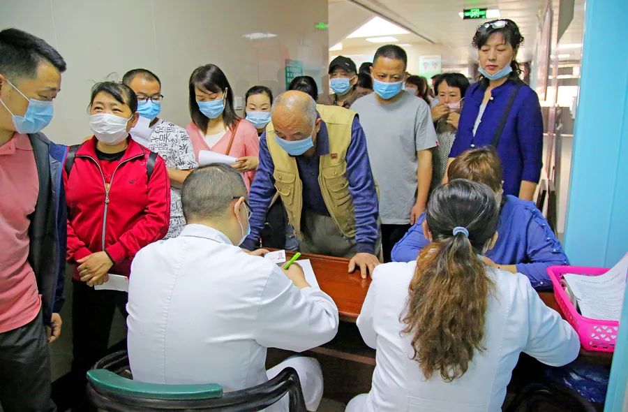 冒大雨排队打疫苗昨天单日疫苗接种量创新高