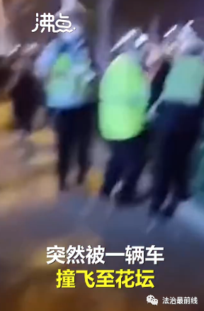 交警直播查车被撞飞！肇事司机逃逸休闲区蓝鸢梦想 - Www.slyday.coM
