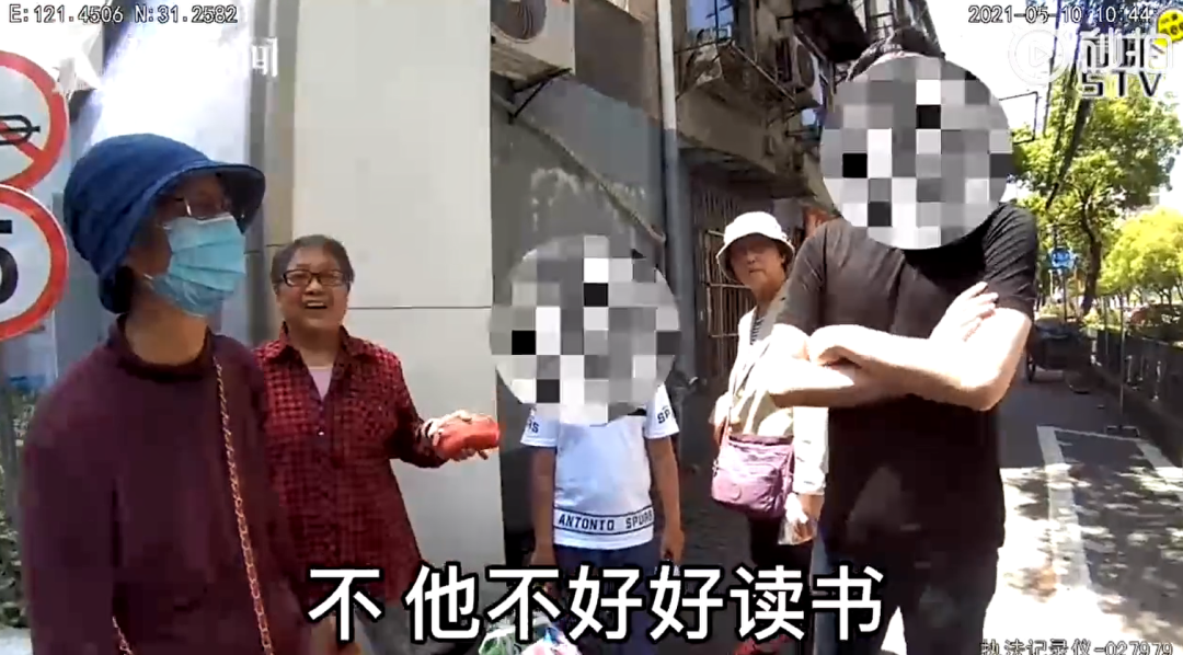 上海一亲爹带娃捡瓶子被当人贩子不好好读书让他体验生活