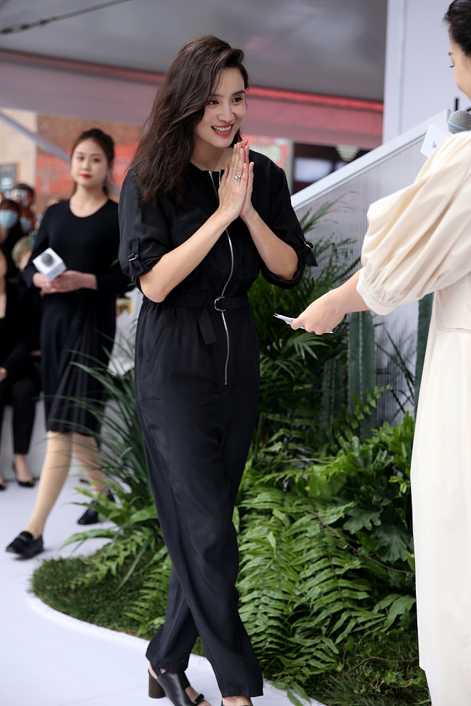宋佳穿全黑连体衣裤出席活动看秀斜分长发大气优雅